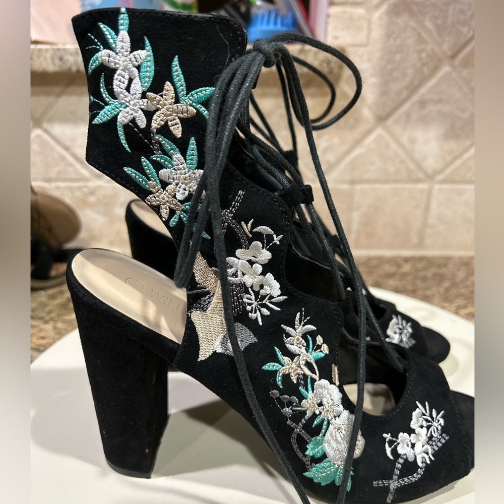 Wild Diva women’s floral embroidered faux suede lace up block heel size 9